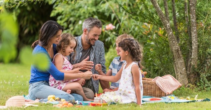 Giao tiếp với gia đình và bạn bè