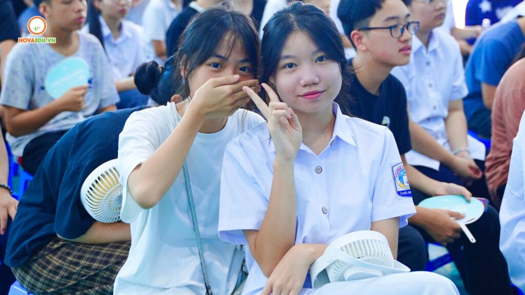 Các em học sinh tham gia chương trình tư vấn hướng nghiệp và khởi nghiệp