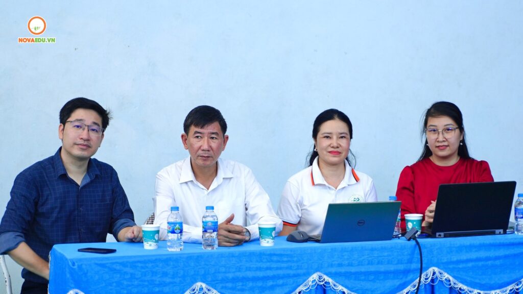 Đại diện NovaEdu và hiệu trưởng trường THPT Chuyên Thái Nguyên